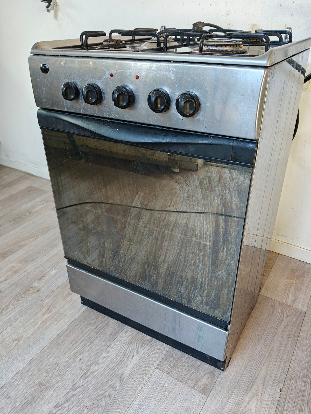 Gratis af te halen: Gebruikt gasfornuis met oven, Witgoed en Apparatuur, Fornuizen, Gebruikt, Vrijstaand, Gas, 4 kookzones, 85 tot 90 cm