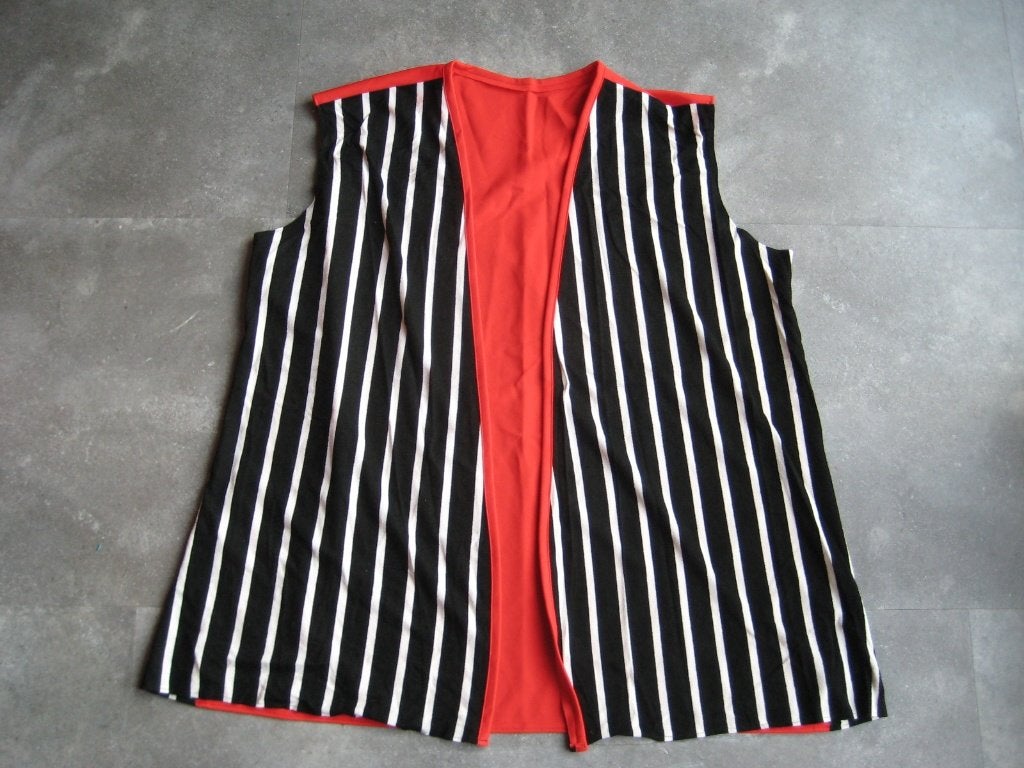 Gilet heren carnaval zwart wit rood mt 58, Carnaval, Maat 56/58 (XL), Ophalen of Verzenden, Zo goed als nieuw
