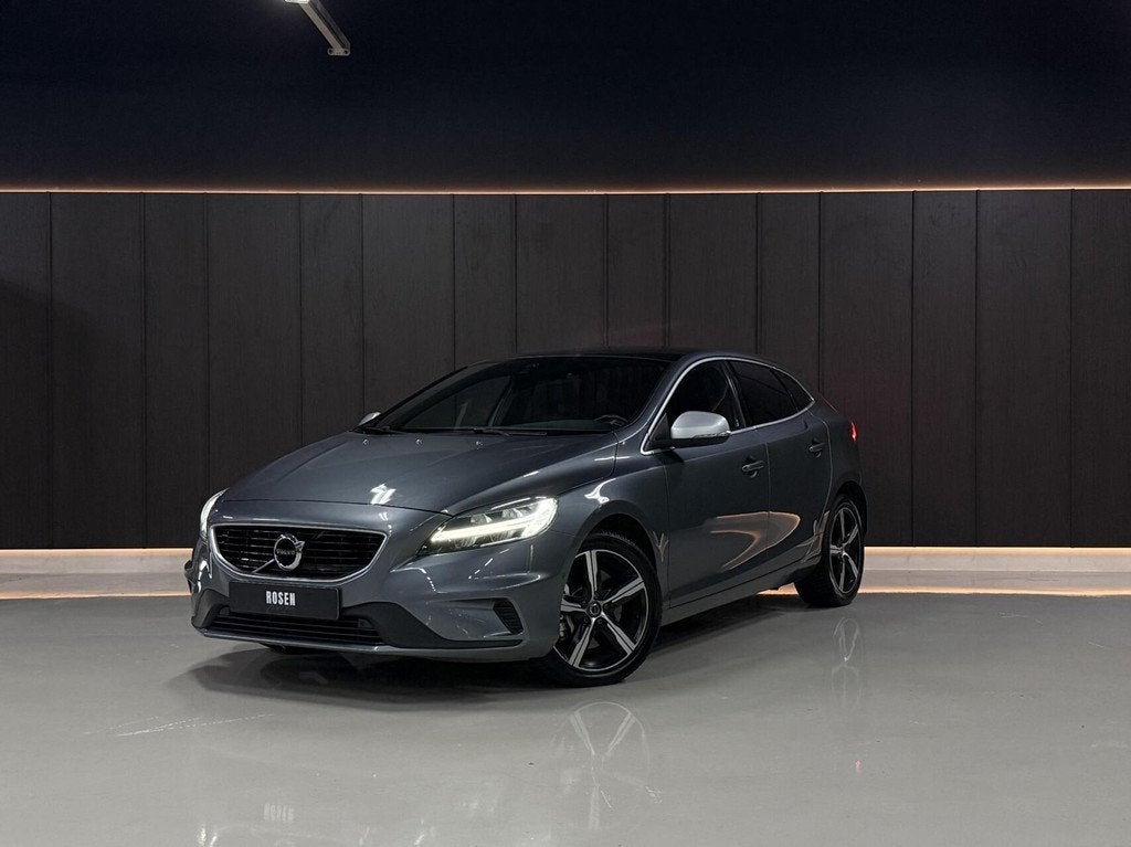 Volvo V40 1.5 T3 R-Design|PANO|KEYLESS|A.CAM|LED|HK|STOELVM, Auto's, Euro 6, 4 cilinders, Origineel Nederlands, Bedrijf
