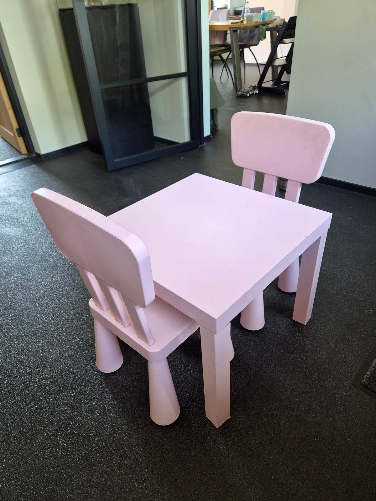 Ikea Lack tafel met 2x mammut stoelen roze, Ophalen, Gebruikt, Tafel(s) en Stoel(en)