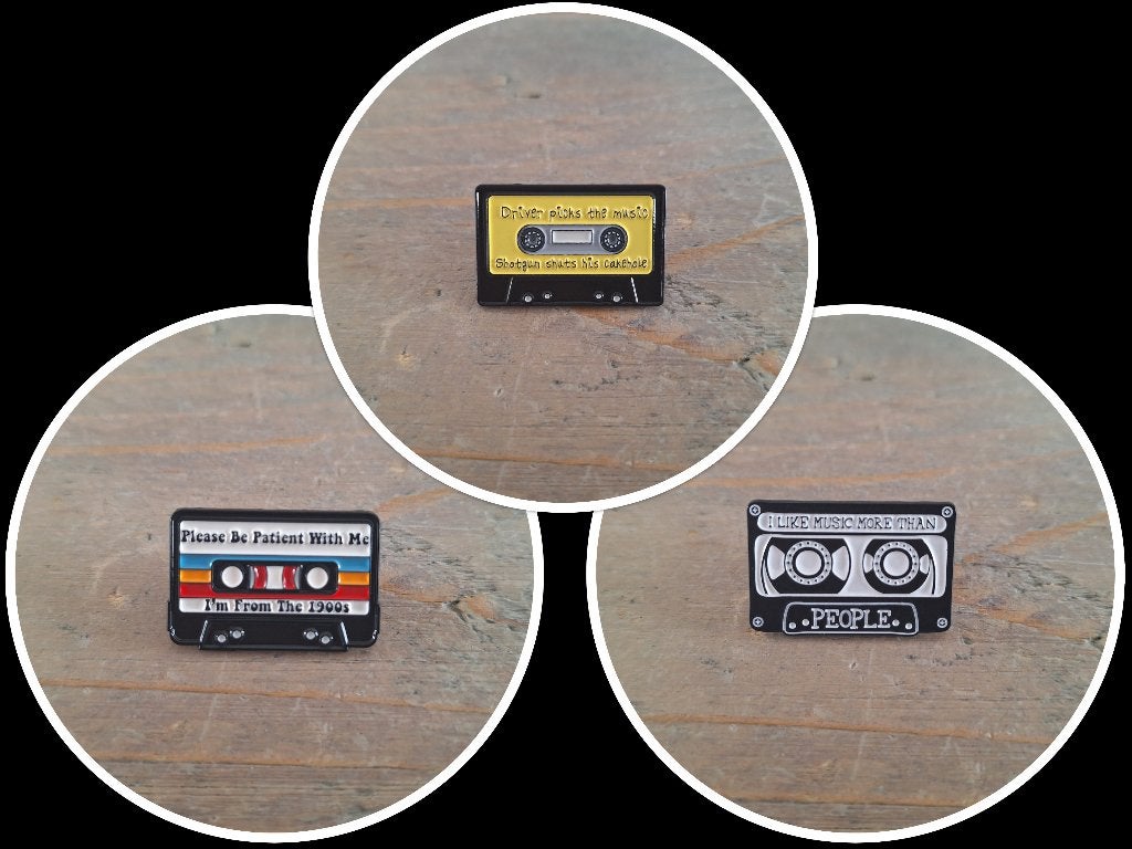 3 mooie pins van cassette bandjes te koop, Verzamelen, Ophalen of Verzenden, Nieuw, Overige onderwerpen, Speldje of Pin