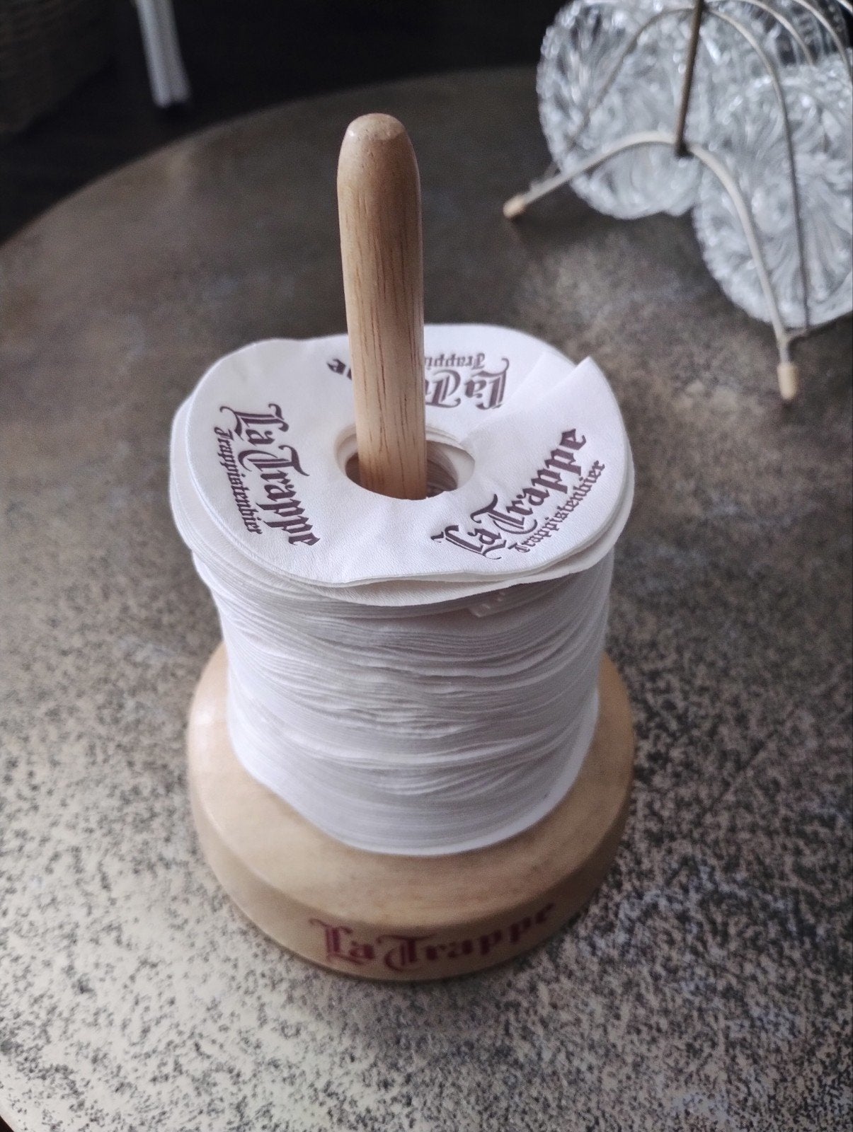 La Trappe bierviltjeshouder met viltjes, Ophalen of Verzenden, Zo goed als nieuw, Bruin, Hout