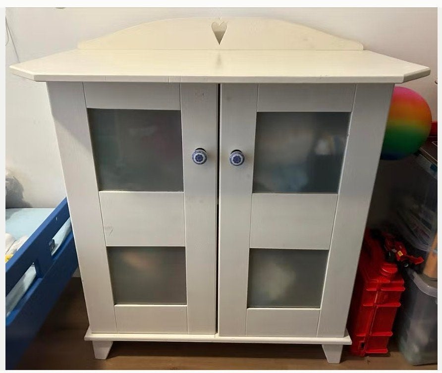 Witte commode kast met knopjes en verschoonblad, Kinderen en Baby's, Kinderkamer | Commodes en Kasten, Gebruikt, Commode, 90 tot 105 cm