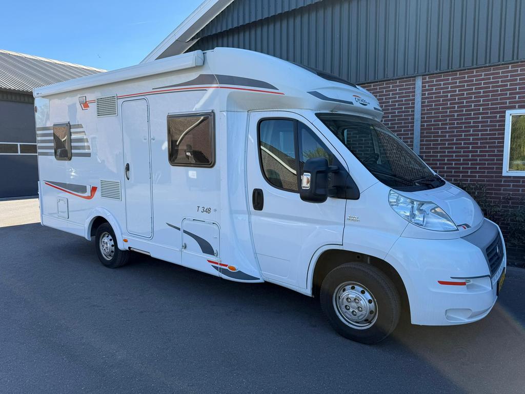 Carado T348 camper uit 2013 met slechts 42.489 km, Ringverwarming, Fiat, 6 tot 7 meter, Koelkast