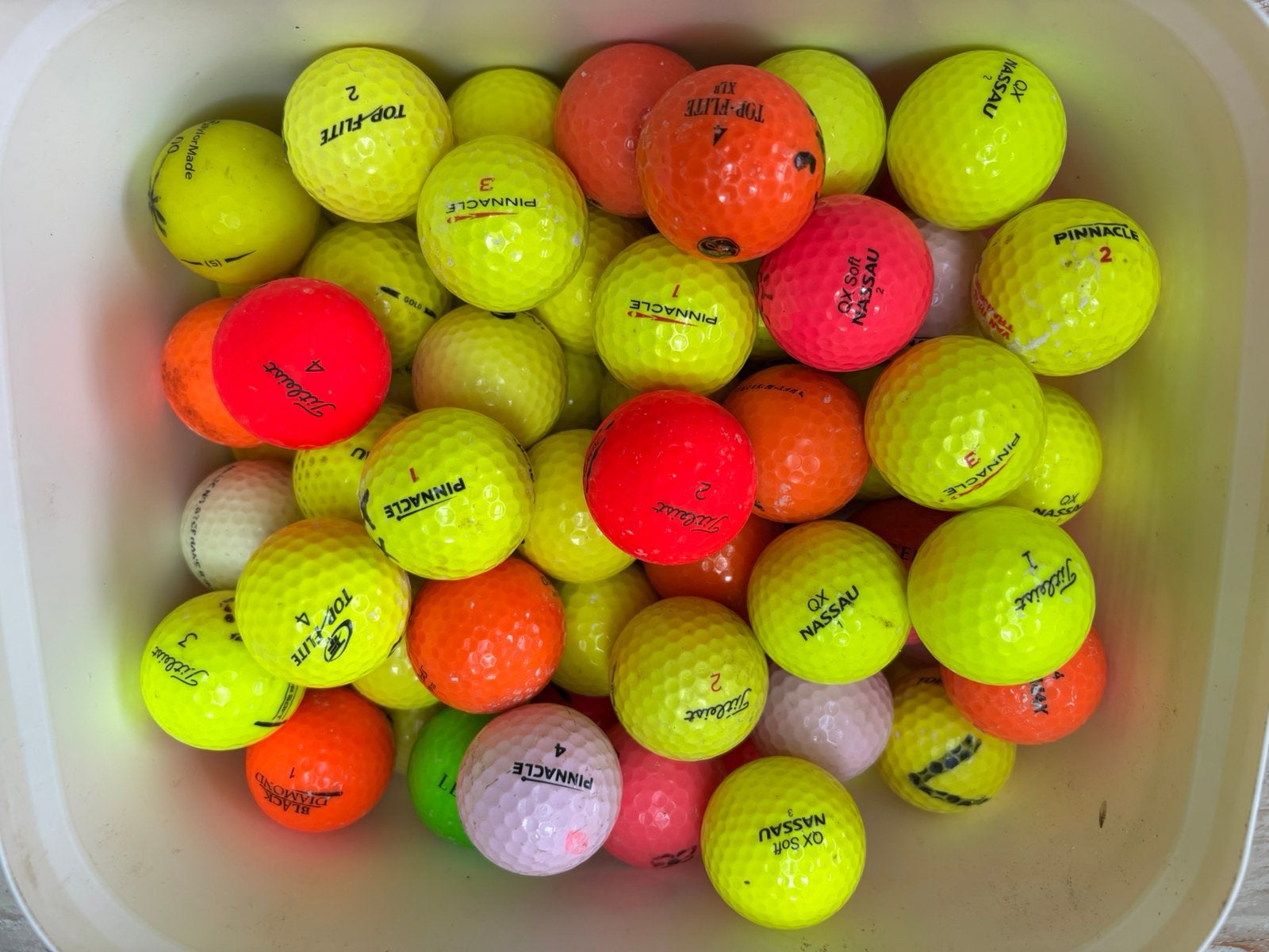 100 gebruikte gekleurde golfballen van diverse merken, Sport en Fitness, Golf, Ophalen, Gebruikt, Bal(len)
