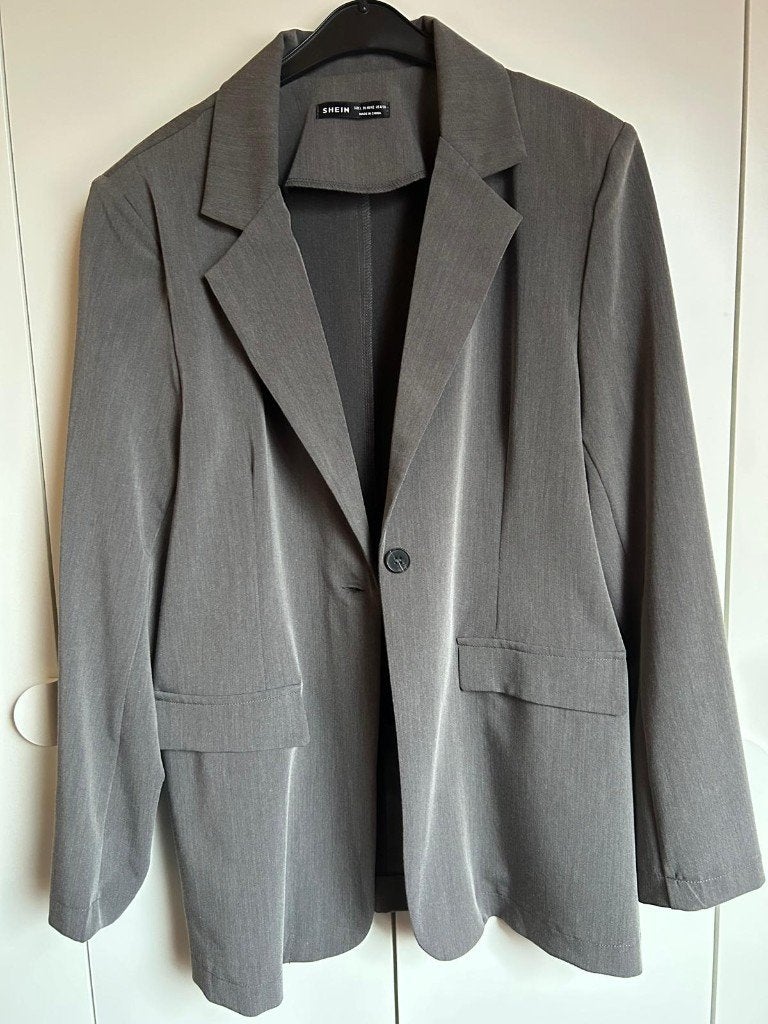 Nieuwe grijze blazer met bijpassende broek, compleet pak, Kleding | Dames, Ophalen of Verzenden, Nieuw, Grijs
