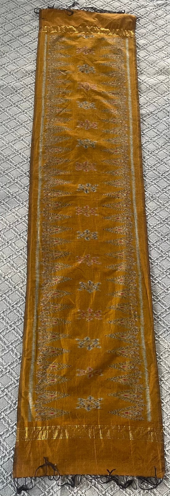 Zijden Ikat Sjaal / Selendang (168x40 cm) – Oker / Gouddraad, Ophalen