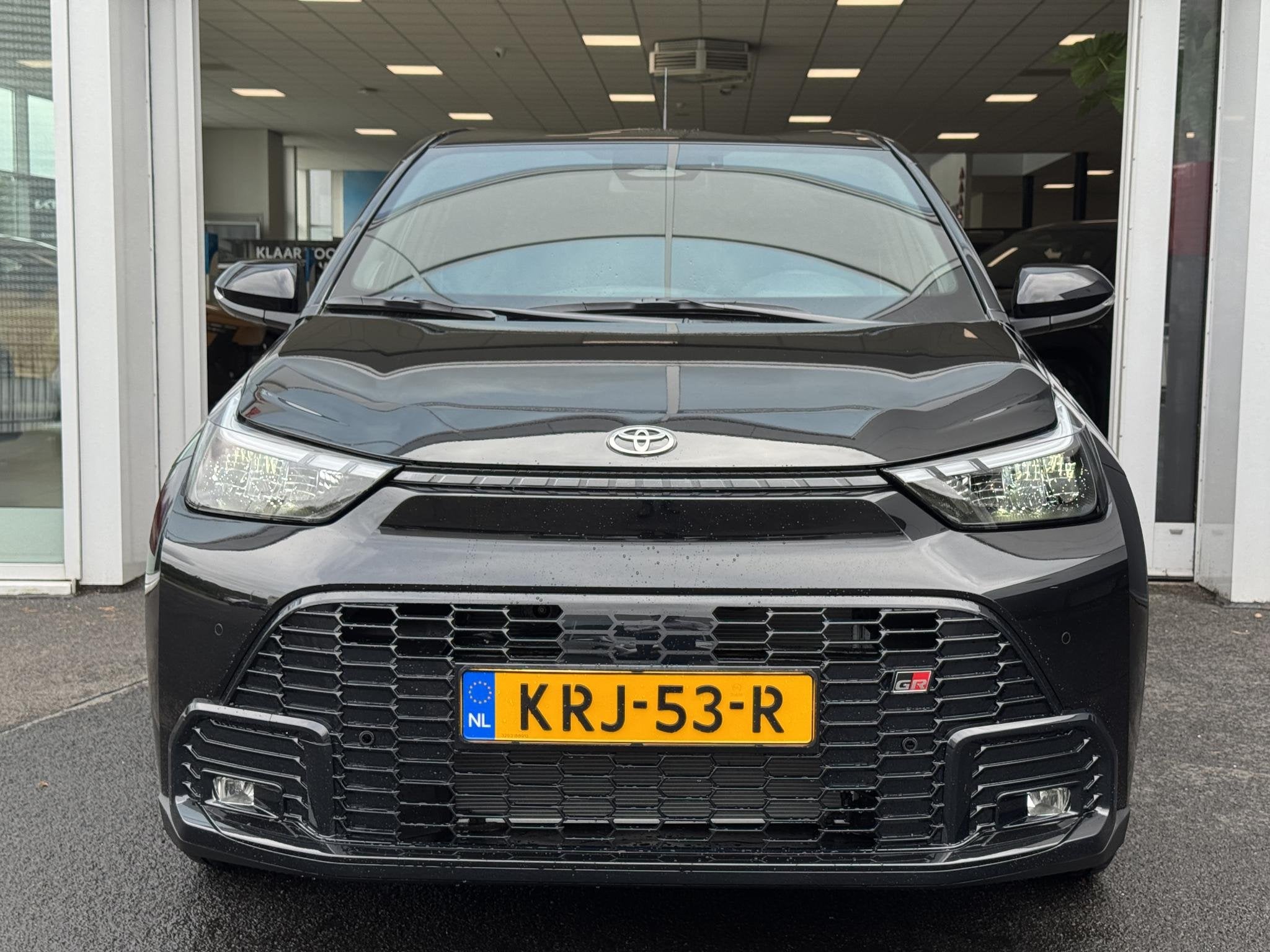 Toyota Aygo X Hybrid 115 GR Sport Black Edition Rode remklau, Auto's, Automatische klimaatregeling, Stof, Gebruikt, Euro 6