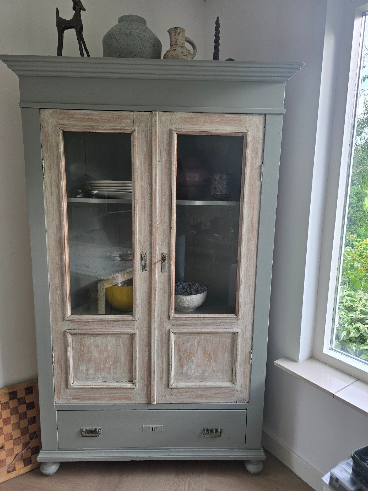 Vintage (hoek) vitrinekast met glazen deuren en lade, Gebruikt, Met deur(en), Glas, 25 tot 50 cm