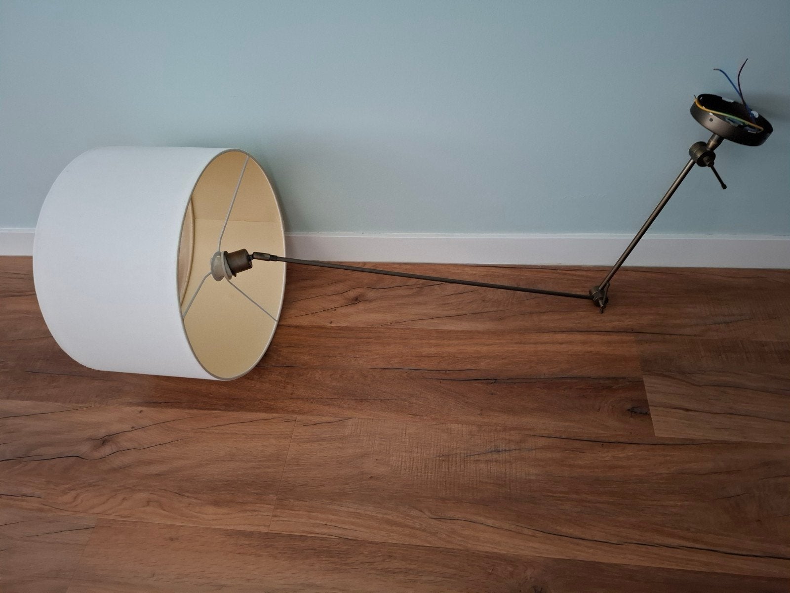 Koperkleurige Plafondlamp met Zwenkarm en Witte Kap, Ophalen, Gebruikt, Verstelbaar, Textiel