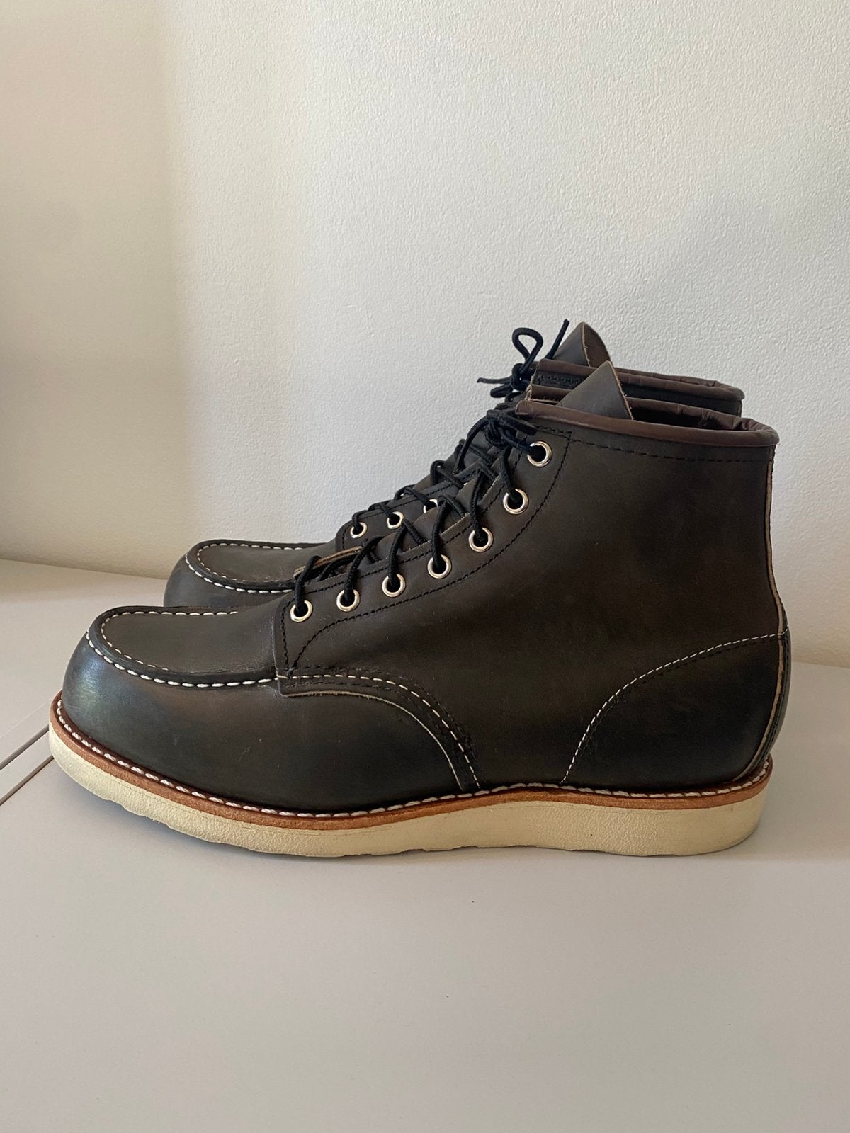 Red Wing 8890 moc toe charcoal rough ‘n tough US11D/44, Bruin, Boots, Ophalen of Verzenden, Zo goed als nieuw