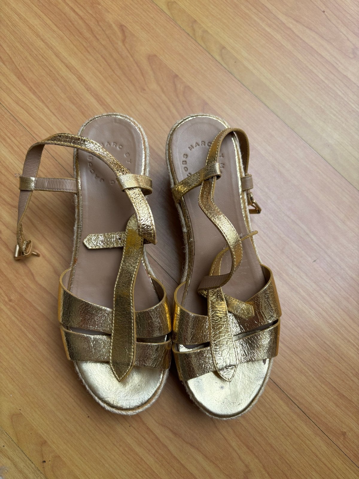 Marc by Marc Jacobs gouden leren sandalen maat 37, Kleding | Dames, Schoenen, Zo goed als nieuw, Sandalen of Muiltjes, Overige kleuren