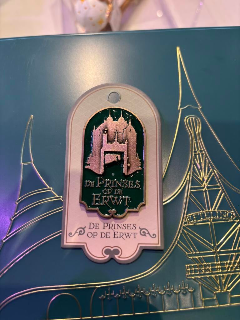 Efteling pin prinses op de erwt nieuw, Ophalen of Verzenden, Zo goed als nieuw, Button of Speldje