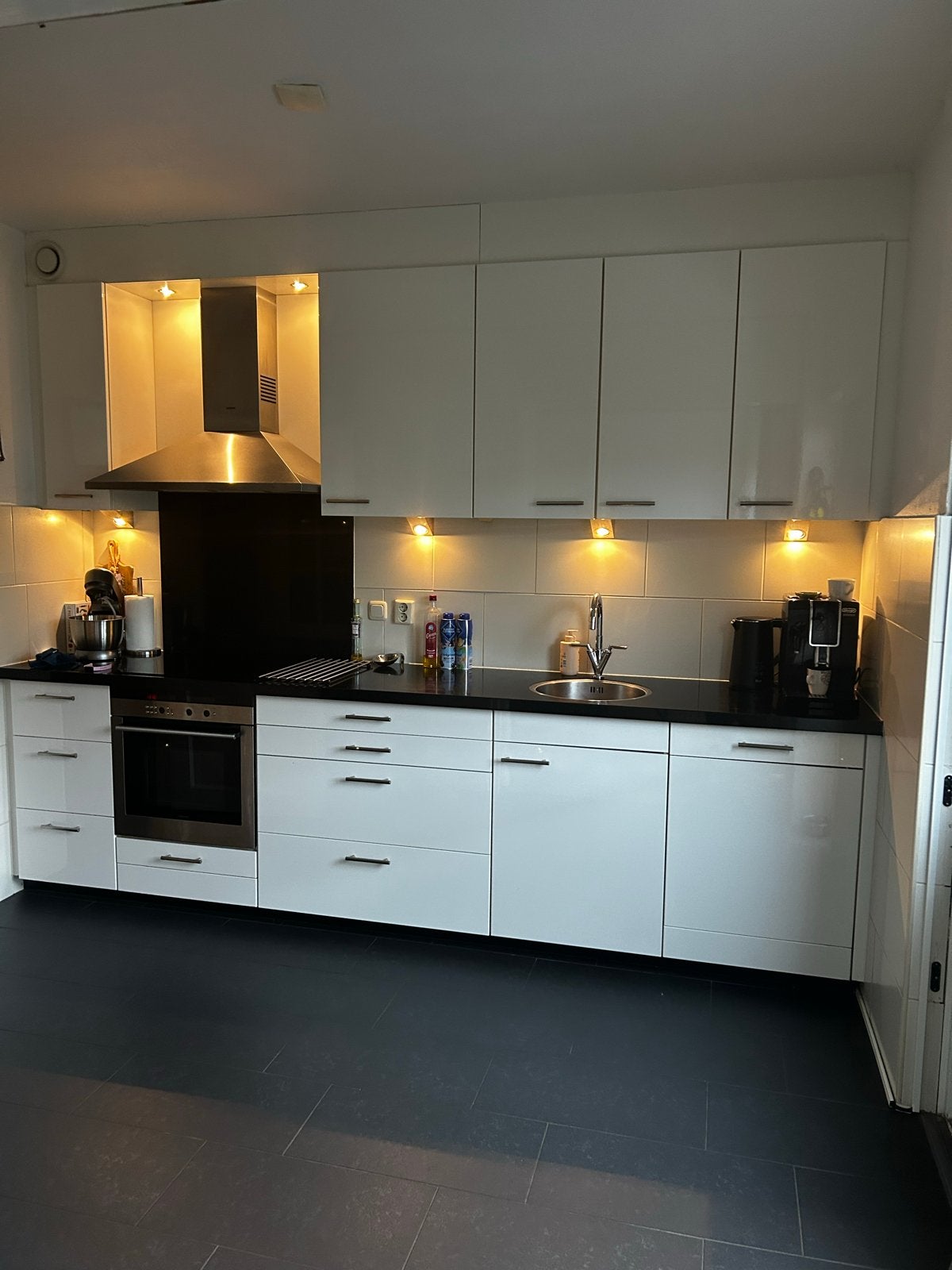 Moderne witte keuken met Siemens en Bosch apparatuur, Ophalen, Gebruikt, Wit, Enkelwandige keuken