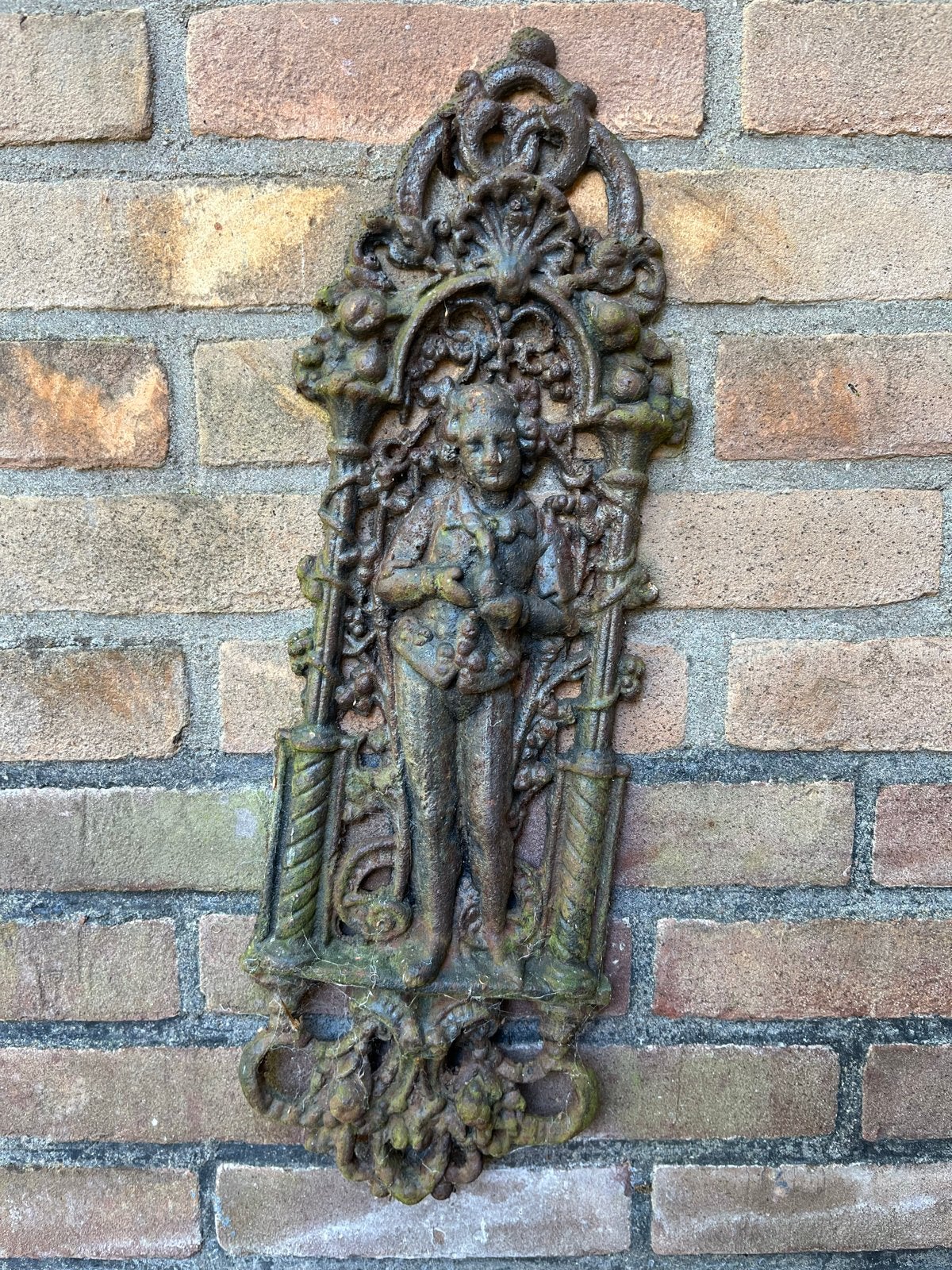 Antiek gietijzeren wanddecoratie met putto, Ophalen of Verzenden