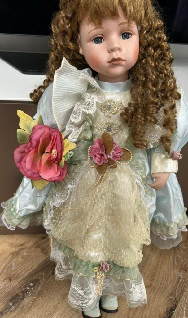 Porseleinen Pop met Krullen en blauwe ogen en Elegante Jurk, Ophalen of Verzenden, Zo goed als nieuw, Pop