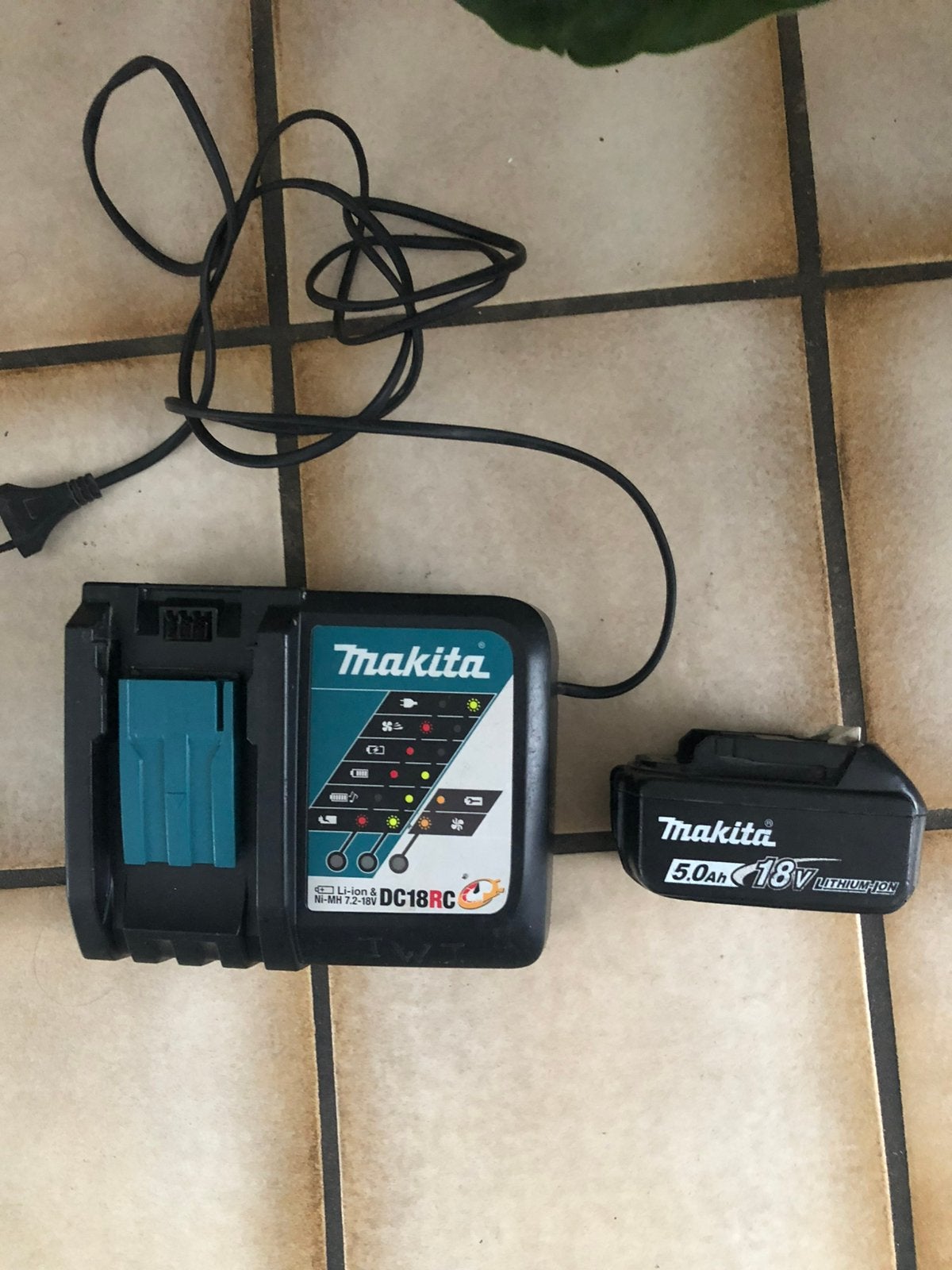 In goede staat Makita accu 5 ah met snelle oplader, Ophalen, Zo goed als nieuw