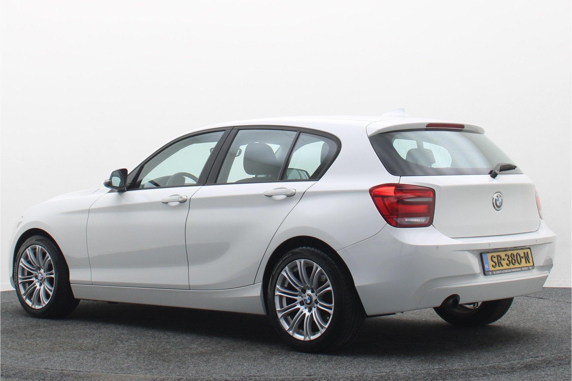 BMW 1-serie 114i EDE High Executive 5-Deurs, Airco, Stoelver, Auto's, 1-Serie, Euro 5, Gebruikt, Zwart