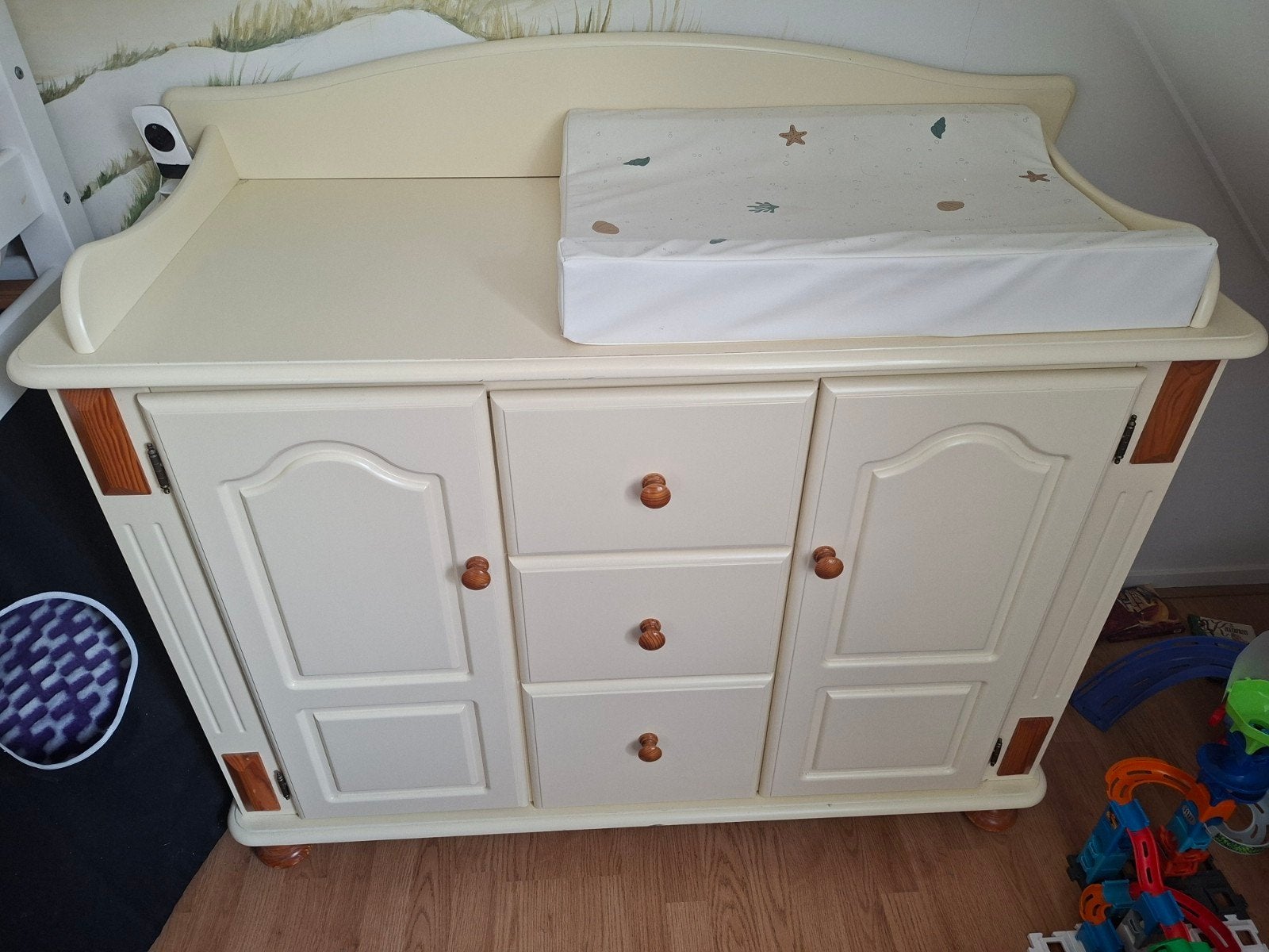 Stevige, nette commode, verhoogd, met veel opbergruimte, Ophalen