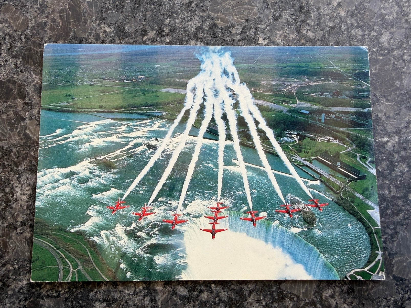 RAF The Red Arrows Hawk in formatie met rookspoor kaart, Verzamelen, Ophalen of Verzenden, Kaart, Foto of Prent