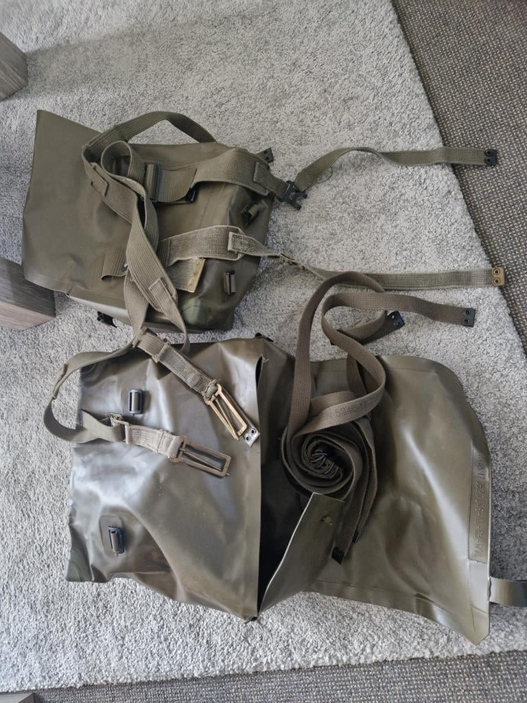 Leger Pukkel Kunststof met Riemen - Koude Oorlog, Verzamelen, Militaria | Algemeen, Ophalen of Verzenden, Landmacht