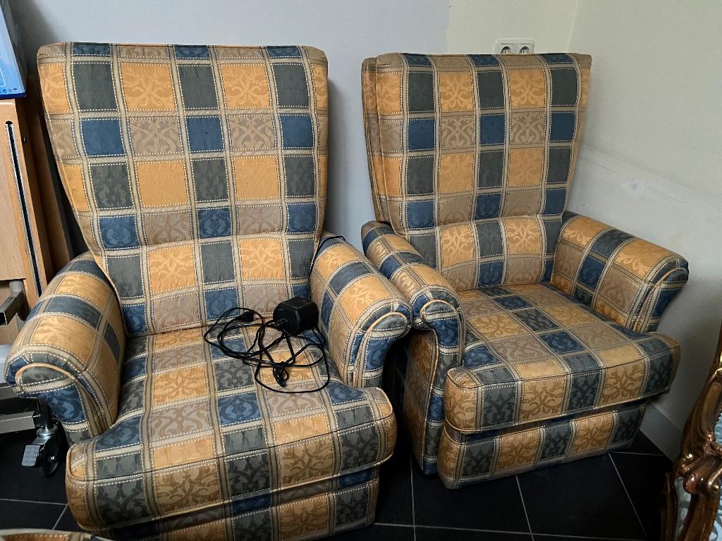 Fauteuil, 2 stuks, geel blauw bekleed, 1x elektrisch, Huis en Inrichting, Fauteuils, Ophalen, Gebruikt, Stof, 50 tot 75 cm