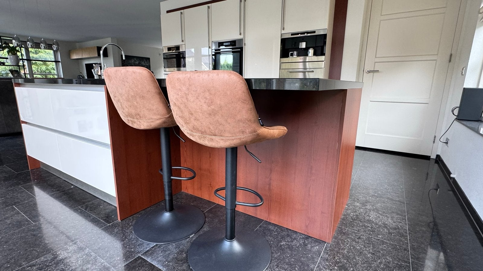 Foto 14 van Siematic Keuken met Eiland en Zwart Granieten Blad