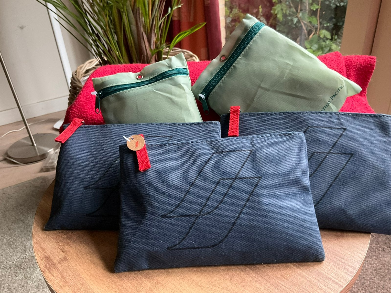 5  Amenity Kits van Air France en Cathay Pacific, Verzamelen, Ophalen of Verzenden, Zo goed als nieuw, Schaalmodel