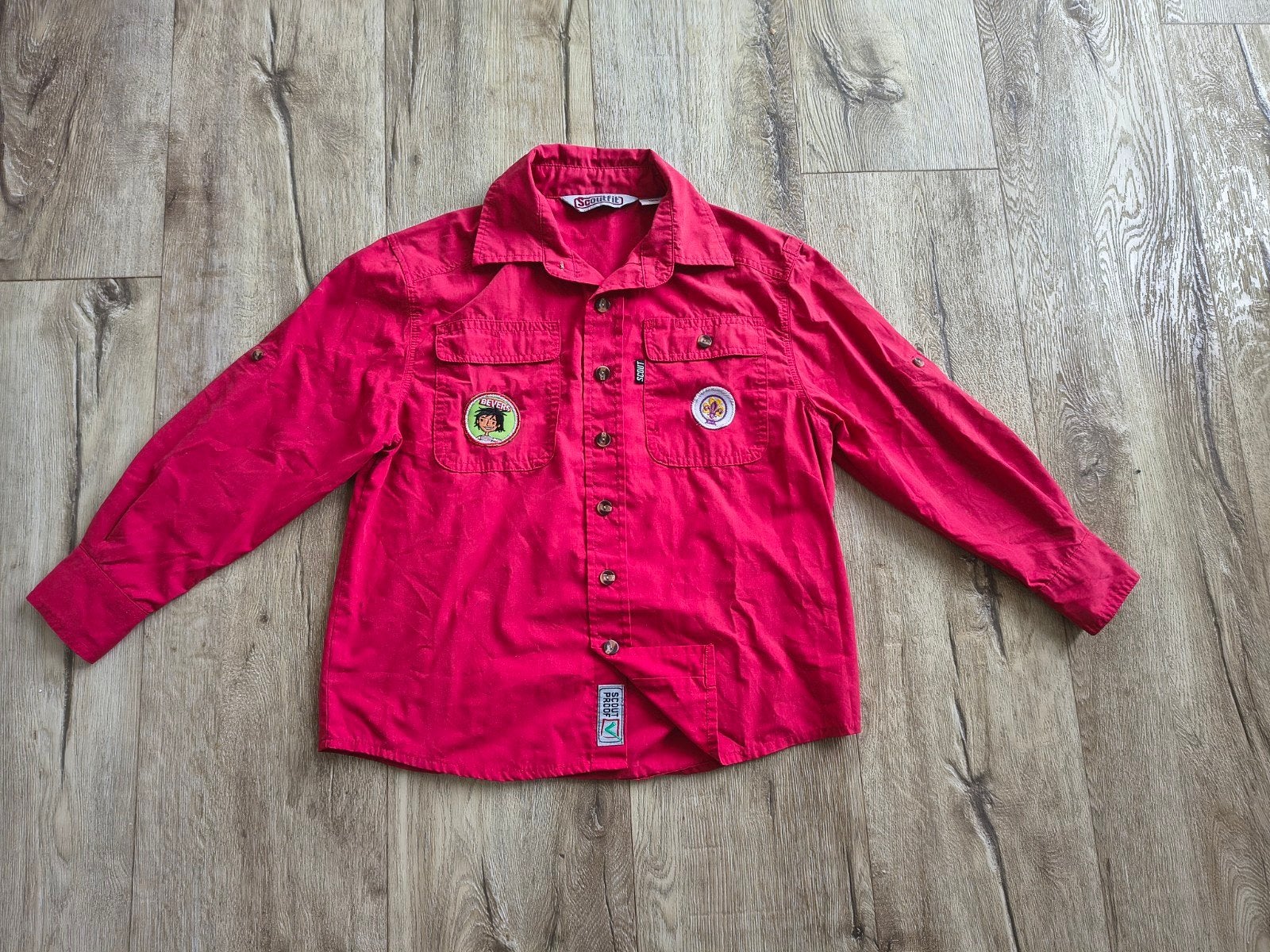 Mooie rode scoutingblouse, Bever uniform, Scoutfit, maat 128, Verzamelen, Onb, Ophalen of Verzenden, Kleding, Onb