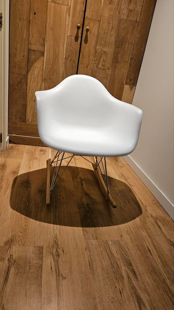 Witte schommelstoel in Eames RAR stijl, Huis en Inrichting, Stoelen, Ophalen, Hout, Wit, Zo goed als nieuw