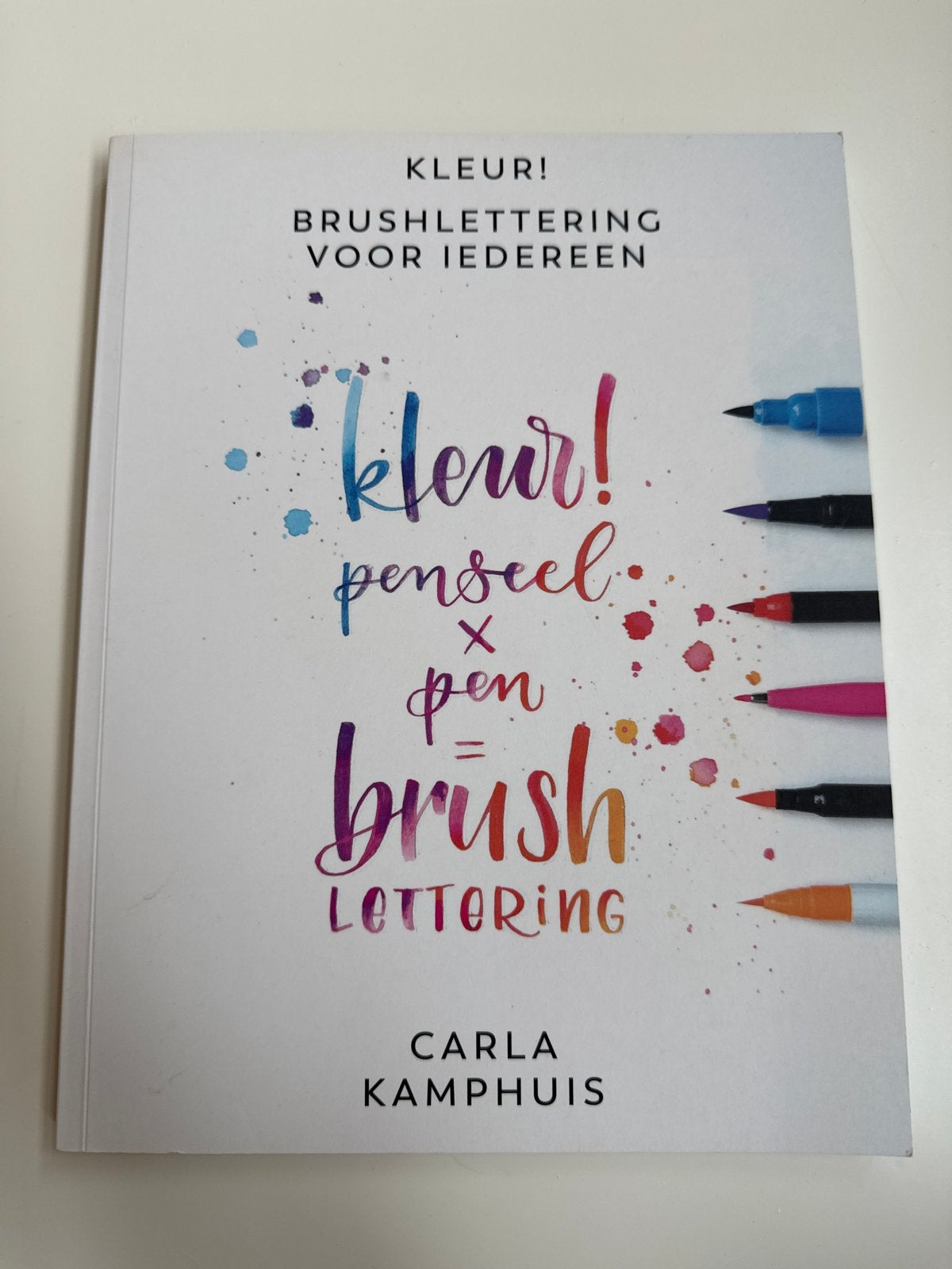 Kleur! Brushlettering voor iedereen - Carla Kamphuis, Ophalen of Verzenden, Zo goed als nieuw, Overige onderwerpen