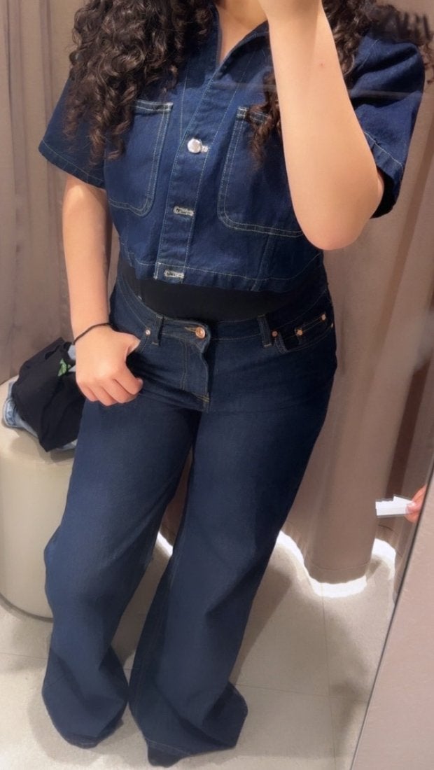 Stijlvolle denim set: Cropped shirt en flared jeans, Kleding | Dames, Broeken en Pantalons, Blauw, Ophalen of Verzenden, Zo goed als nieuw