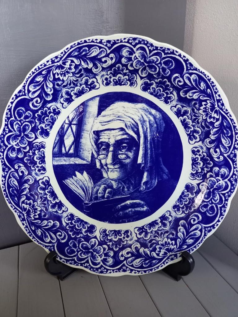 Boch Louviere groot bord Delftsblauw wasbord, lezende vrouw, Ophalen of Verzenden