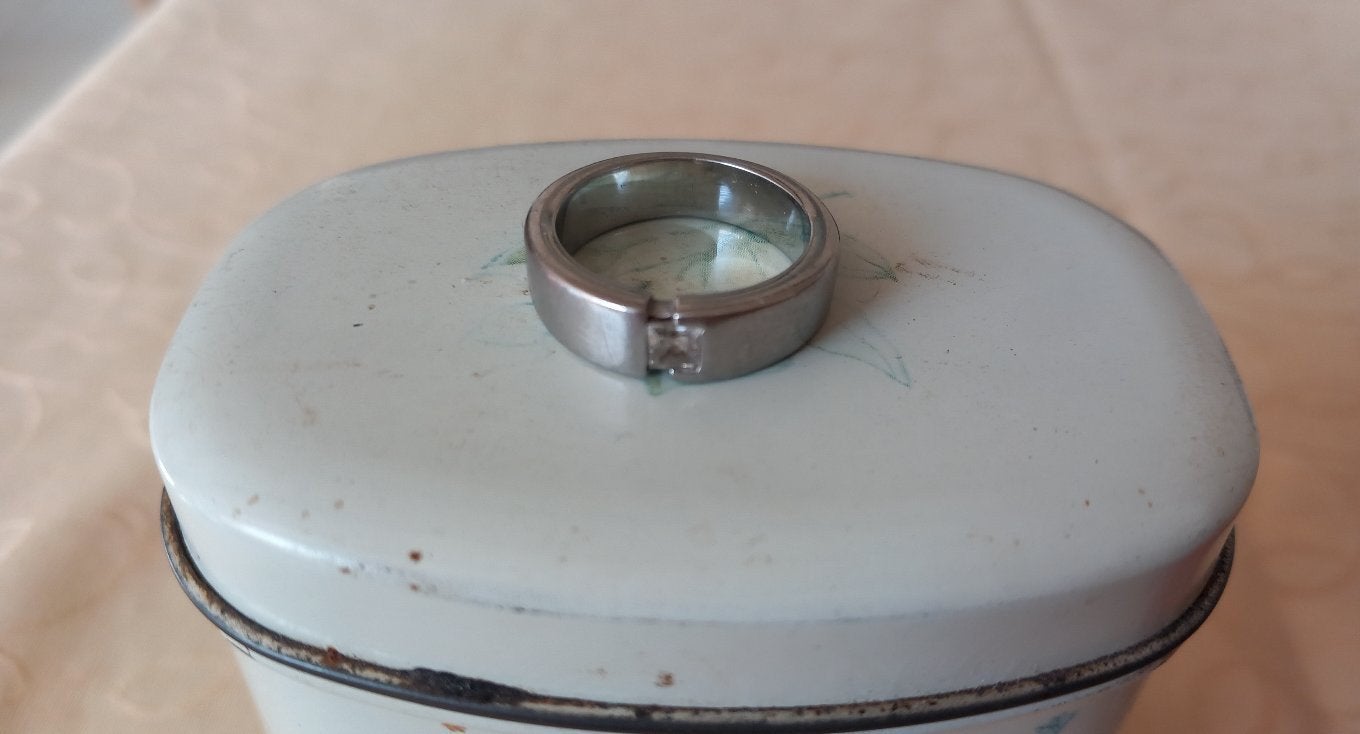 Ring met steentje 17mm (Nijmegen Oost), Sieraden, Tassen en Uiterlijk, Ringen, Gebruikt, IJzer of Staal, Ophalen of Verzenden