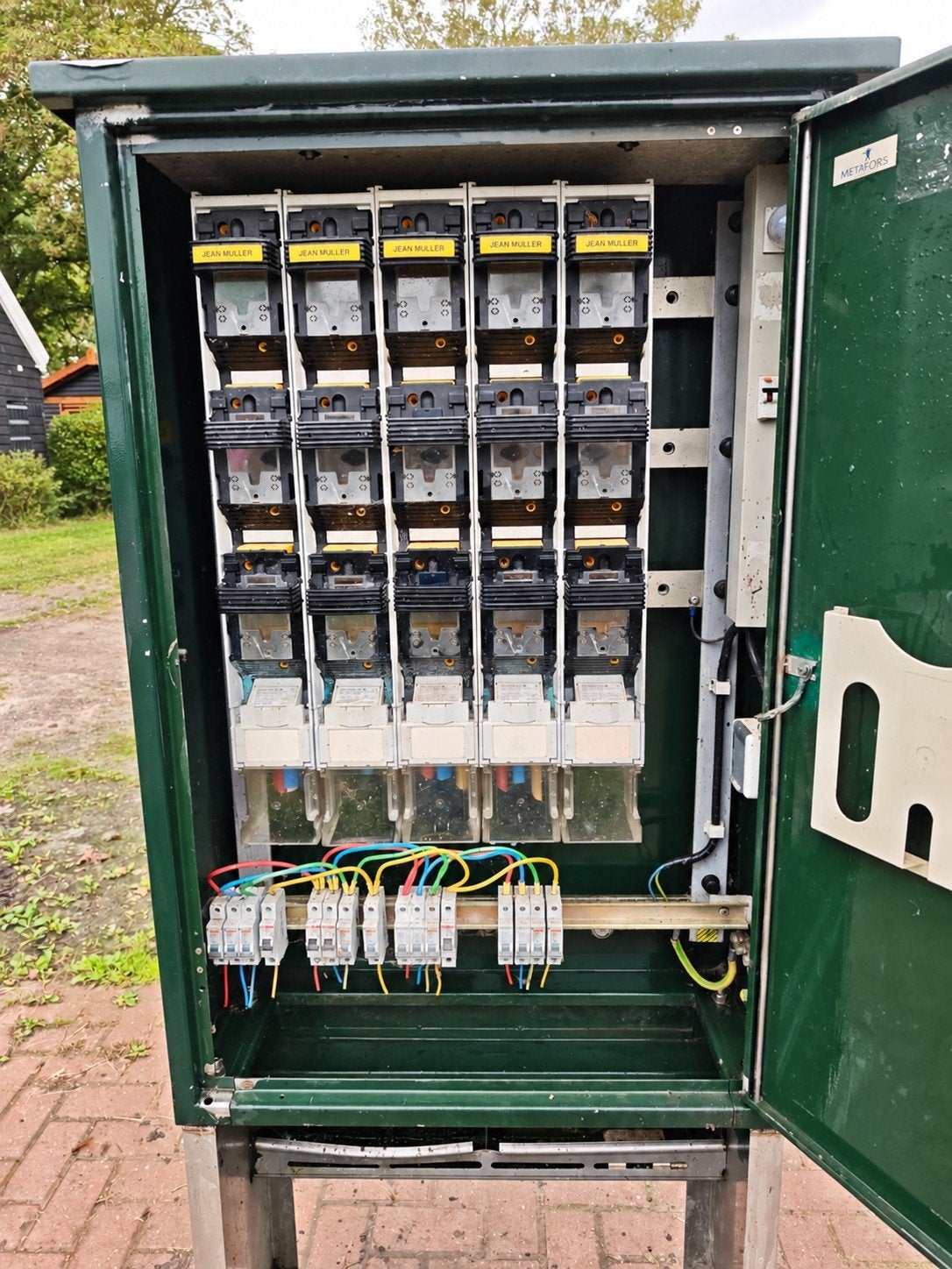 Grote elektrische verdeelkast met zekeringen, Ophalen