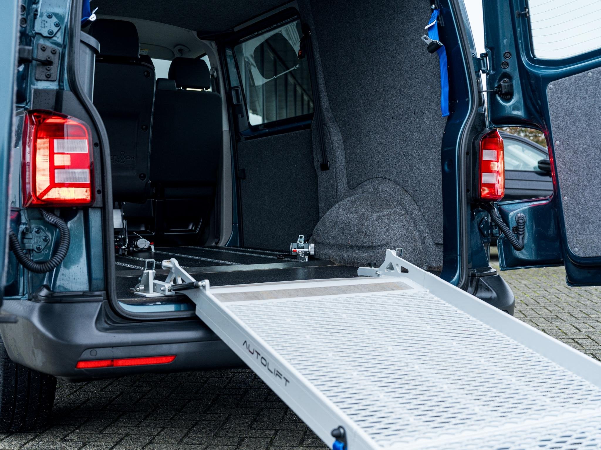 Volkswagen Transporter 2.0 TDI L1H1 Comfortline Rolstoelverv, Voorwielaandrijving, Stof, Gebruikt, 4 cilinders