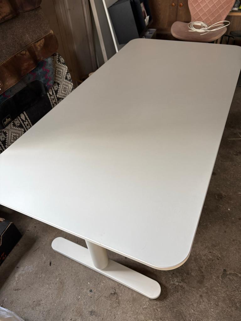 Ikea Bekant sta-zit bureau/ elektrisch in hoogte verstelbaar, Huis en Inrichting, Bureaus, Ophalen, Zit-sta bureau, 160 cm, Zo goed als nieuw