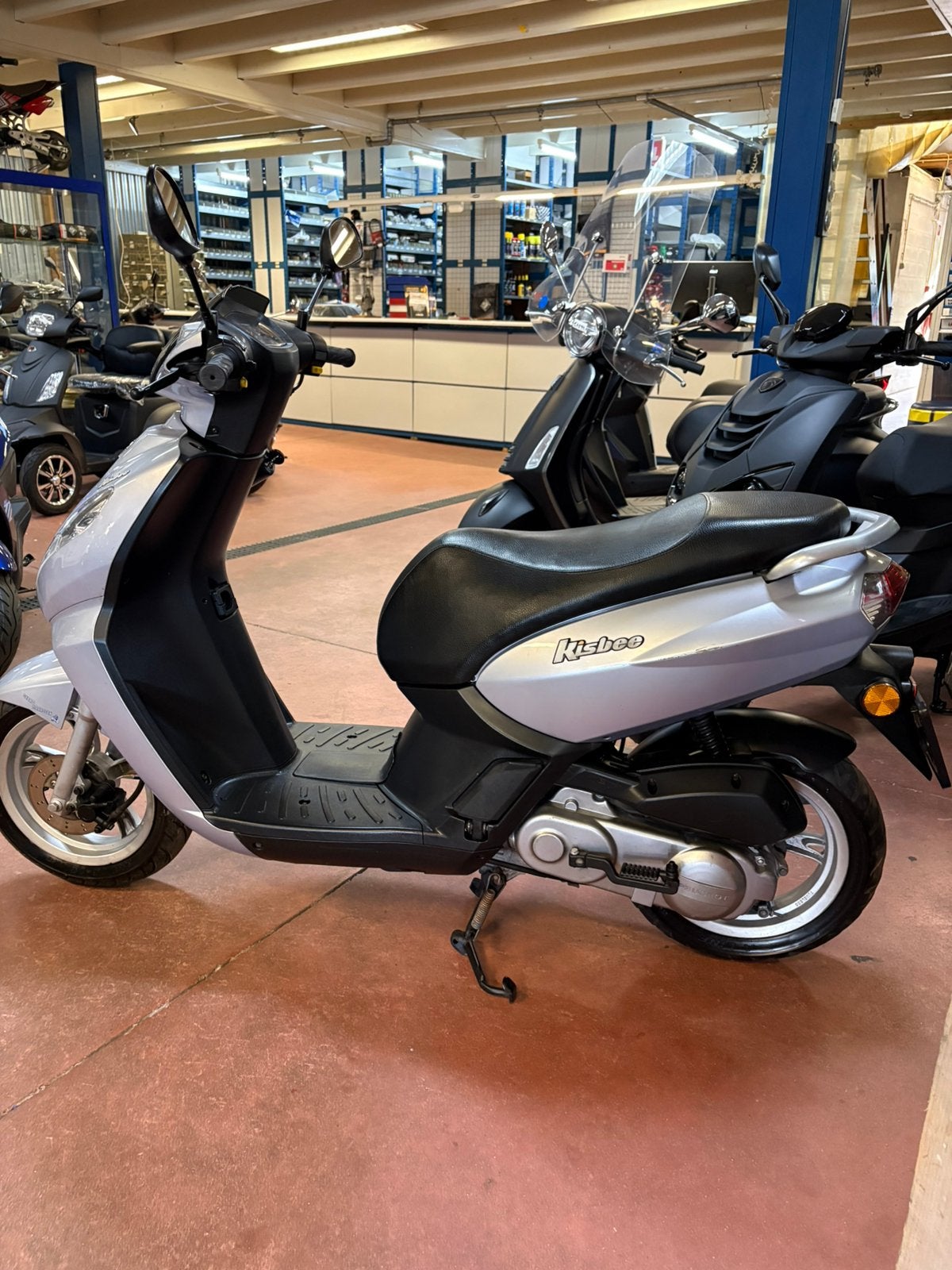 Gebro scooters: Peugeot kisbee 45KM BJ2013 BROM, Fietsen en Brommers, Scooters | Peugeot, Gebruikt, Overige modellen, Maximaal 45 km/u