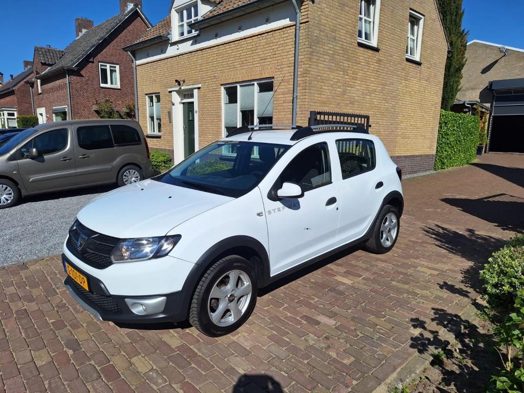 Dacia Sandero 0.9 TCe Stepway Lau. (bj 2015), Voorwielaandrijving, Gebruikt, 31 €/maand, Wit