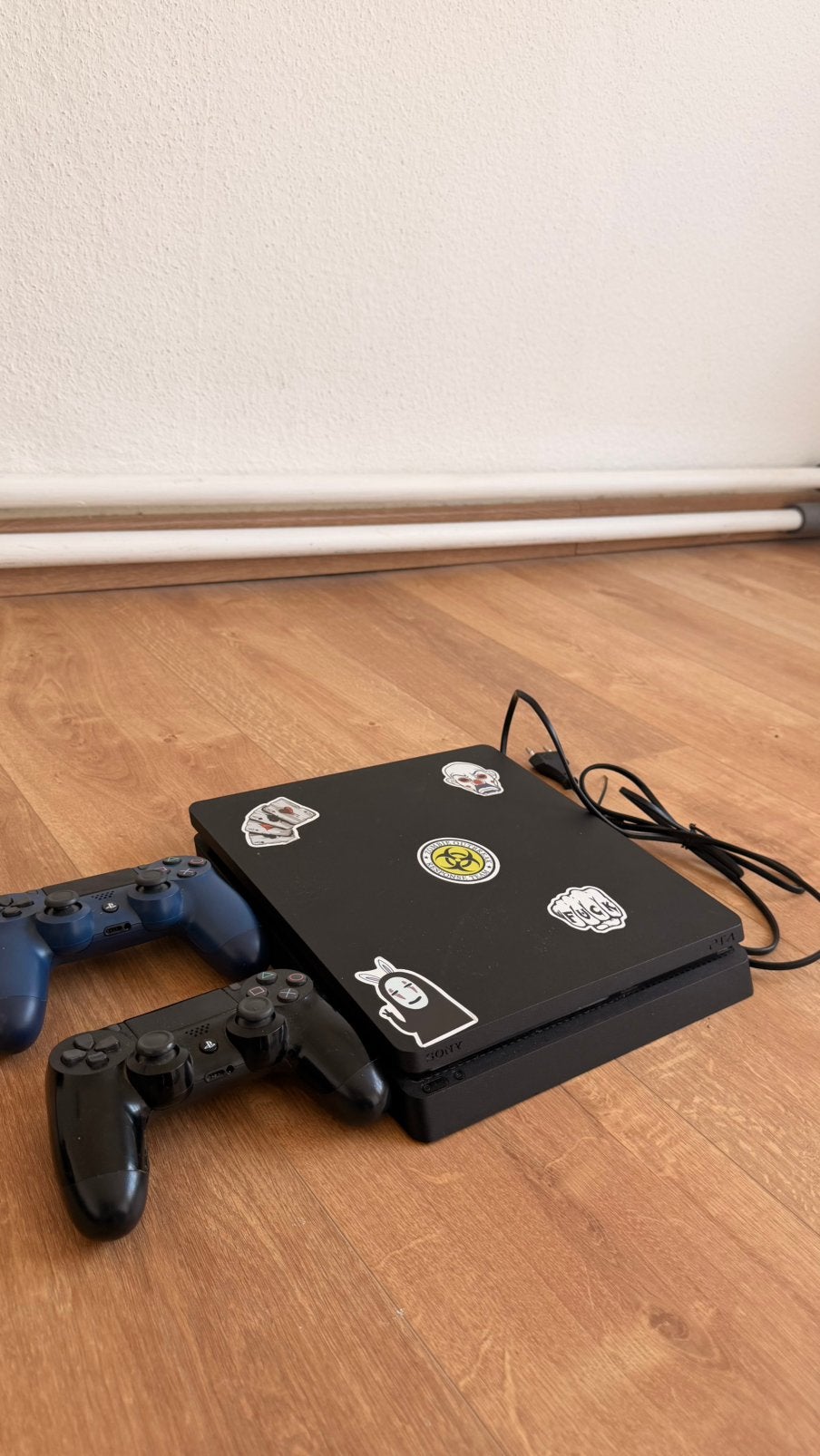 PlayStation 4 Slim 1TB met 2 controllers en 3 meter USB-kabe, Spelcomputers en Games, Ophalen of Verzenden, Zo goed als nieuw