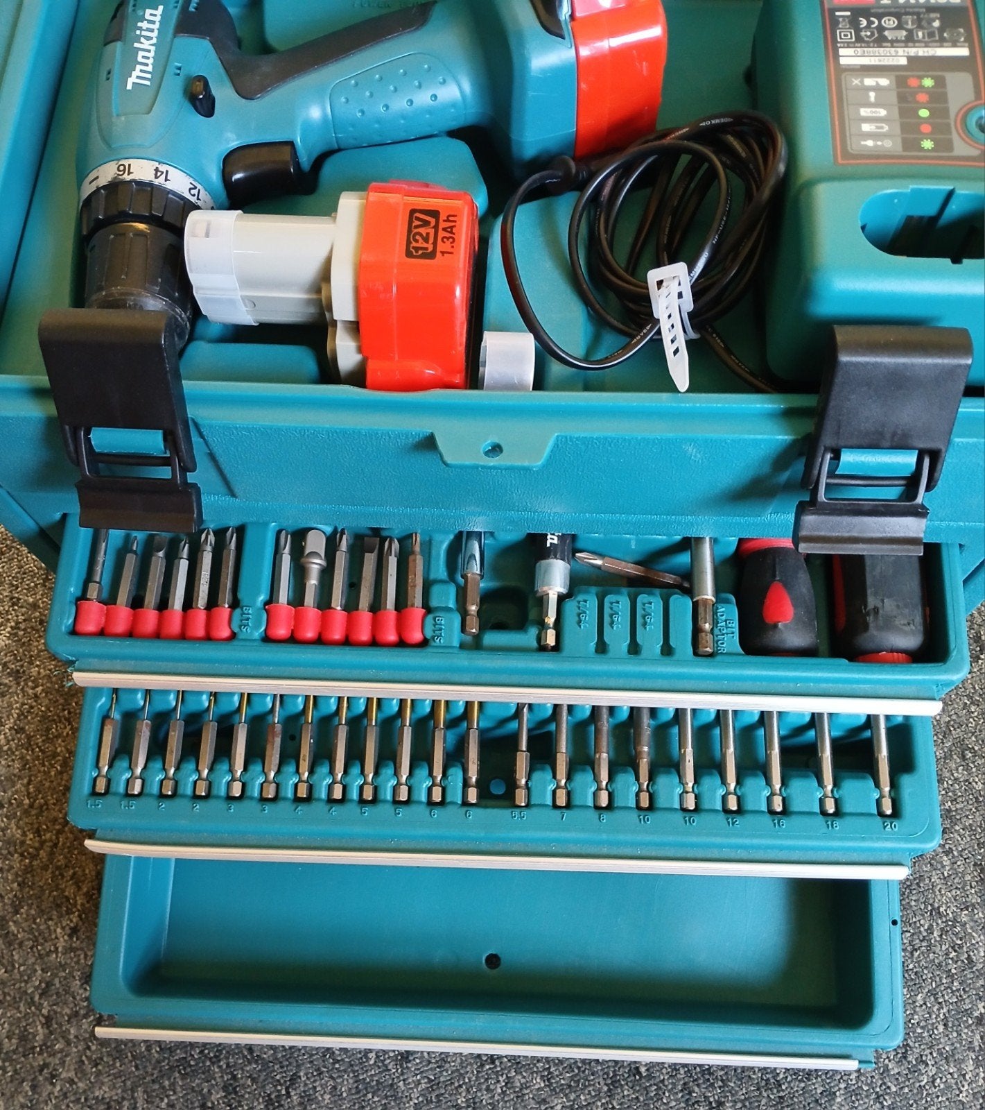 MAKITA accuboormachine 6271D koffer met veel accessoires, Doe-het-zelf en Verbouw, Gereedschap | Boormachines, Ophalen of Verzenden