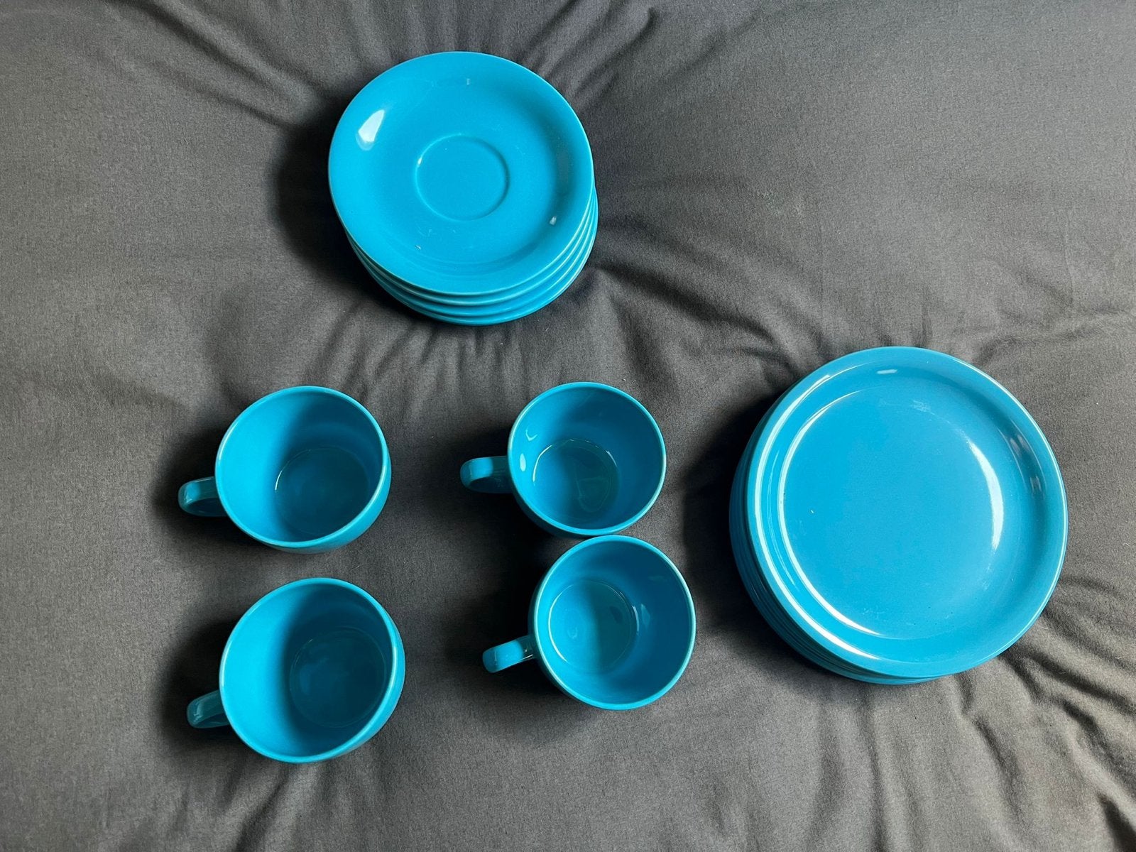 Turquoise servies: nieuw 4 mokken, 6 schotels en 5 borden, Keramiek, Nieuw, Ophalen of Verzenden, Overige stijlen