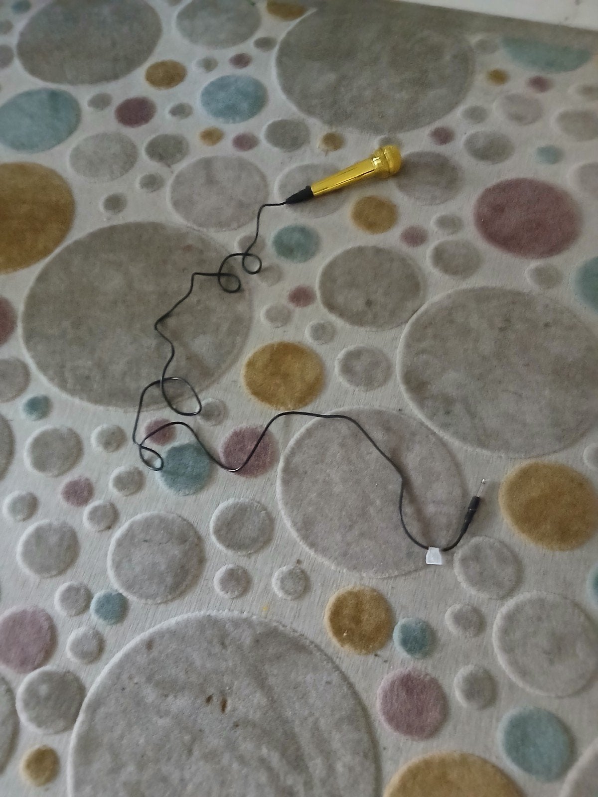 Gouden microfoon met kabel, Muziek en Instrumenten, Microfoons, Ophalen, Gebruikt, Zangmicrofoon