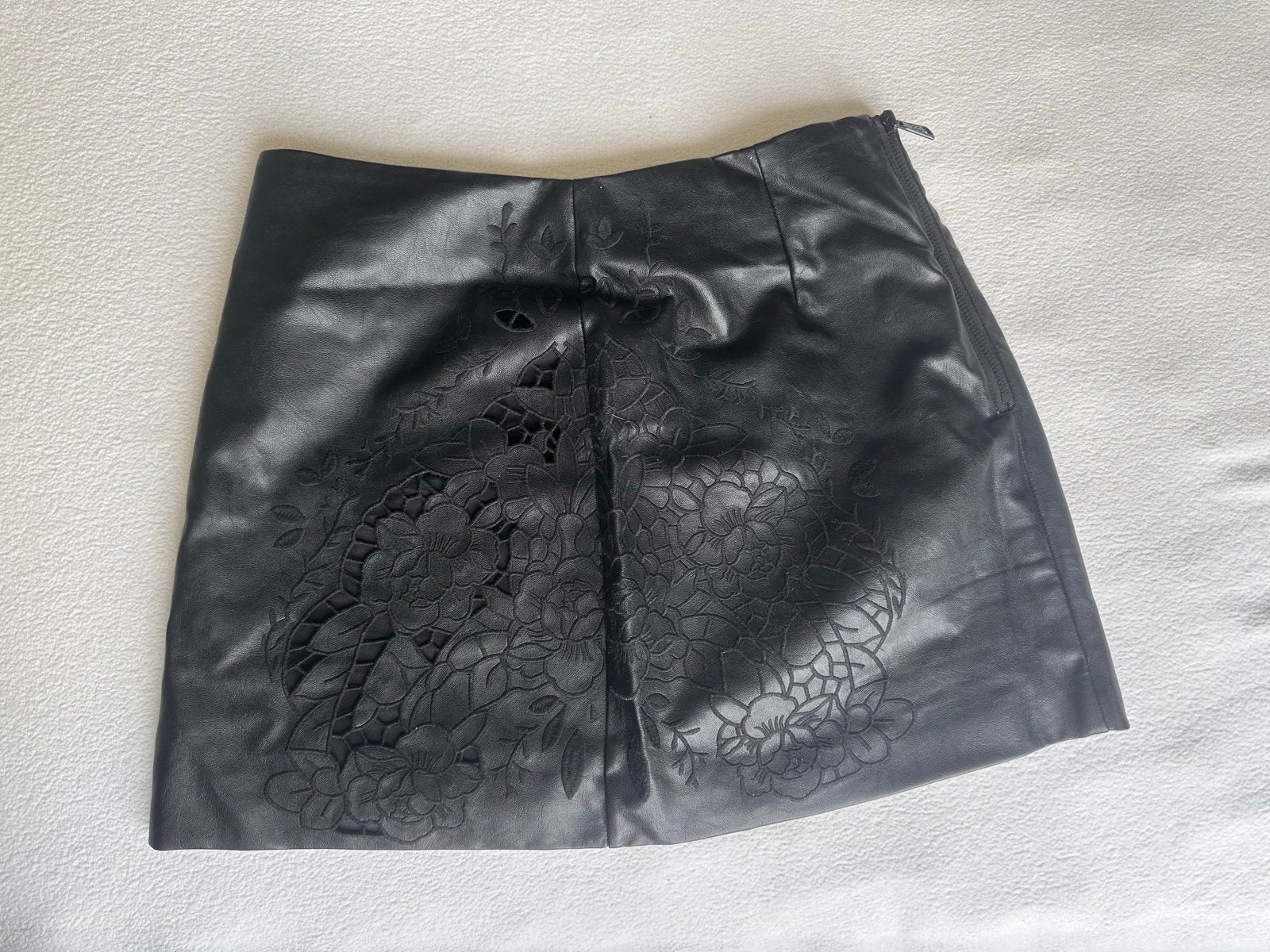 Nikkie Zwarte Mini Rok met Leren Look en Details Maat 38, Maat 38/40 (M), Zwart, Ophalen of Verzenden, Zo goed als nieuw