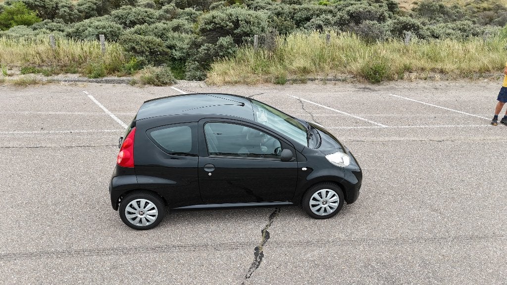 Zeer nette Peugeot 107 1.0 12V E-vti 68PK 3DR 2011 Zwart, Auto's, Voorwielaandrijving, Zwart, 4 cilinders, 4 stoelen
