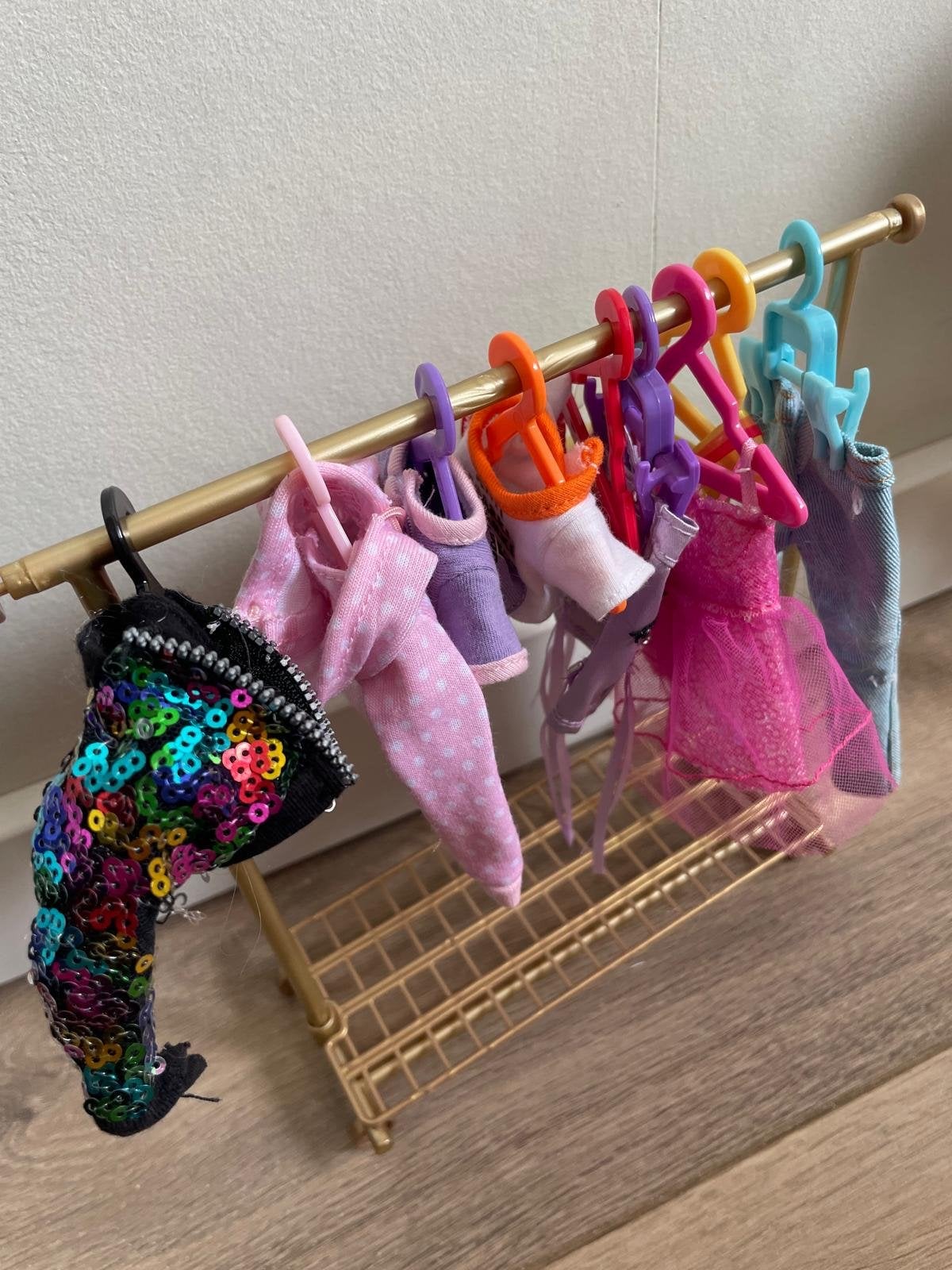 Rainbow High pop met kledingrek en accessoires, Ophalen of Verzenden, Zo goed als nieuw, Overige typen