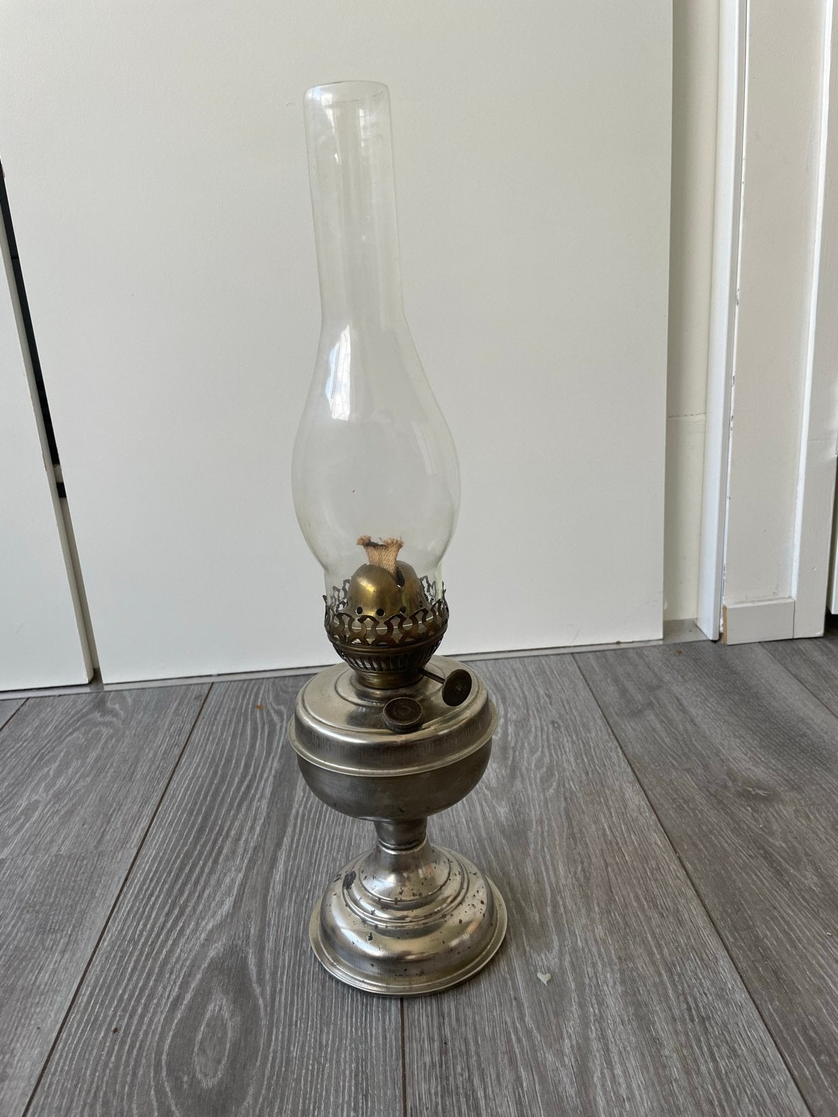 Antieke olielamp met glazen kap, Ophalen