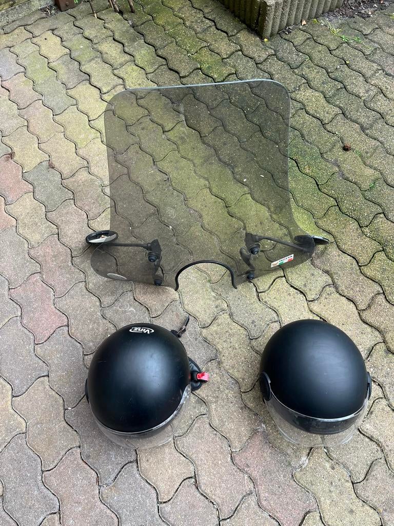 2 Scooter helmen en windscherm, Fietsen en Brommers, Brommerhelmen, Zo goed als nieuw, Ophalen