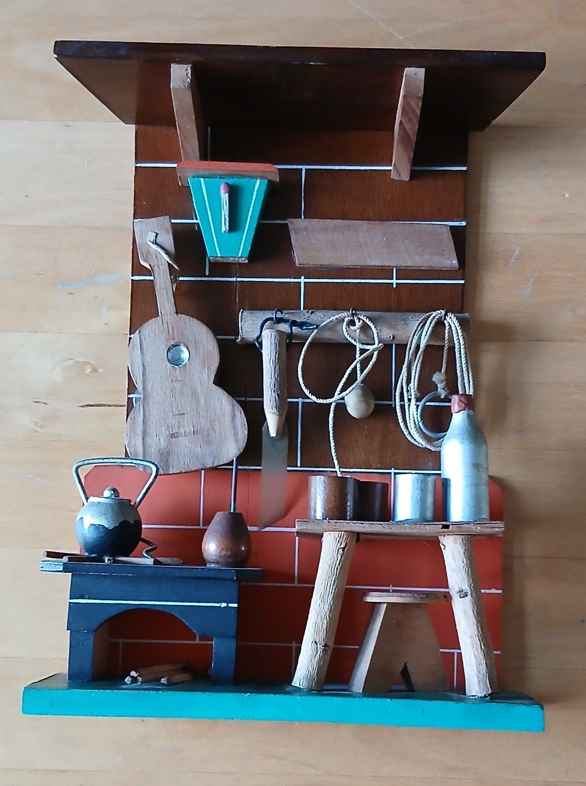Decoratief houten wandpaneeltje met miniatuur items, Ophalen of Verzenden
