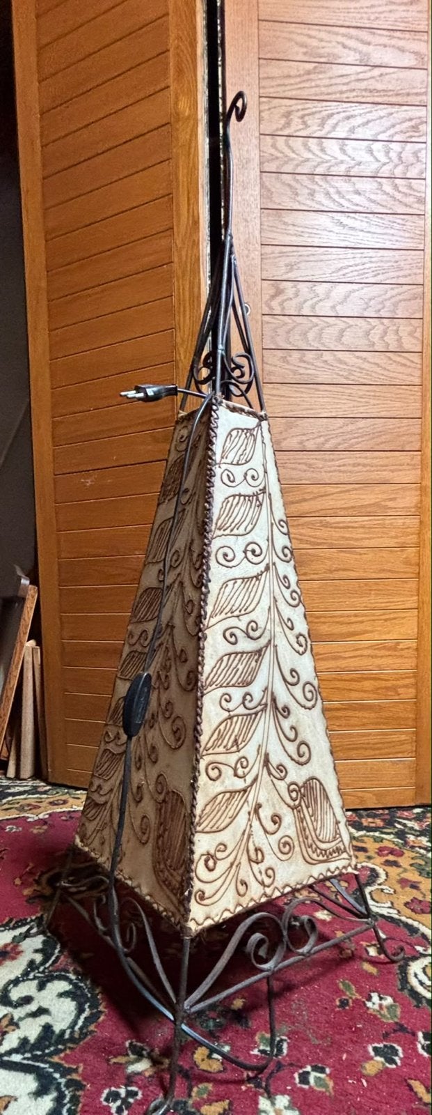 Staande schemerlamp van leer met metalen frame, Ophalen, Gebruikt, 100 tot 150 cm, E27 (groot)
